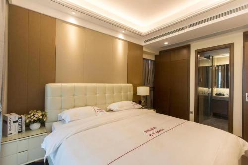 Postel nebo postele na pokoji v ubytování B T Miele Executive Apartment - Qianhai Square Shenzhen