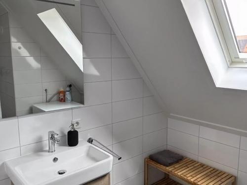 un baño con lavabo y espejo en House in Scherpenisse near Oosterschelde, en Scherpenisse
