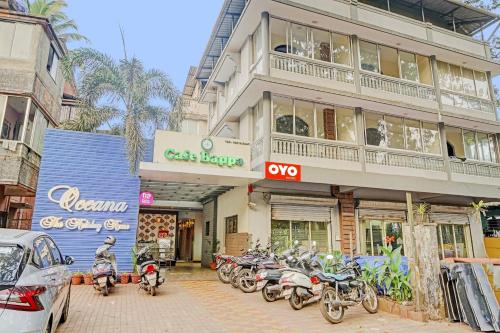 un groupe de motocycles garés devant un bâtiment dans l'établissement Oceana The Holiday Home Near Immaculate Conception Church, à Panaji