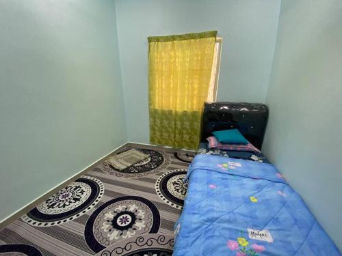 Katil atau katil-katil dalam bilik di Homestay Naim Sabak Bernam