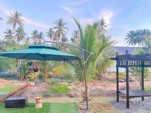 Aed väljaspool majutusasutust Homestay Naim Sabak Bernam