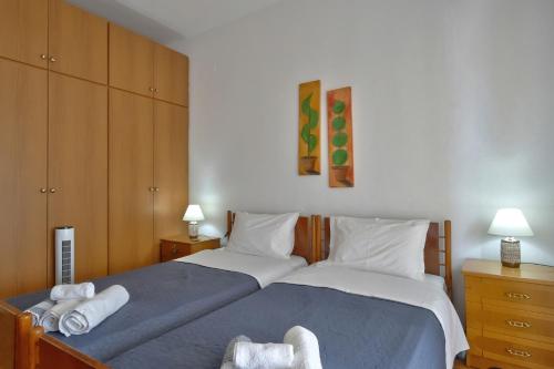 sypialnia z 2 łóżkami i ręcznikami w obiekcie Sunset Studios Kavala w mieście Kawala