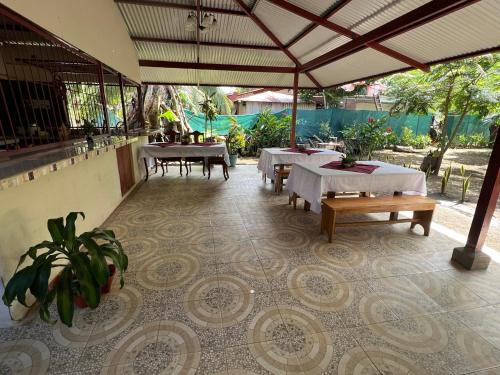 Restoran või mõni muu söögikoht majutusasutuses Tortuguero Hill Rooms