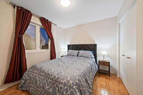 een slaapkamer met een bed en een raam bij Private Oasis for Ultimate Relaxation in Montreal