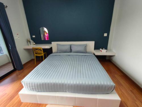 Кровать или кровати в номере โรงแรมดีดีธาราอิน - DD tara inn