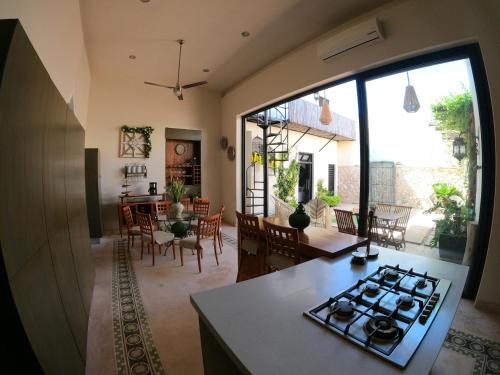 a kitchen and living room with a stove top oven at Bella Casa Colonial González con Piscina in Campeche
