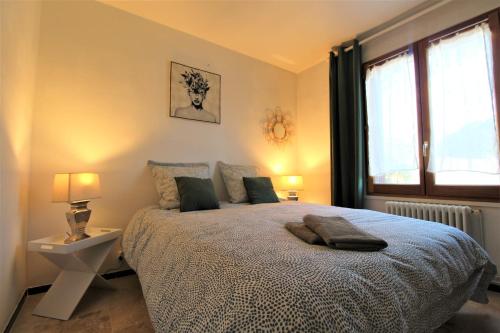 a bedroom with a bed and a window at Les Bastidons de L'Isle - Le Saint-Julien - 3 étoiles in LʼIsle-sur-la-Sorgue