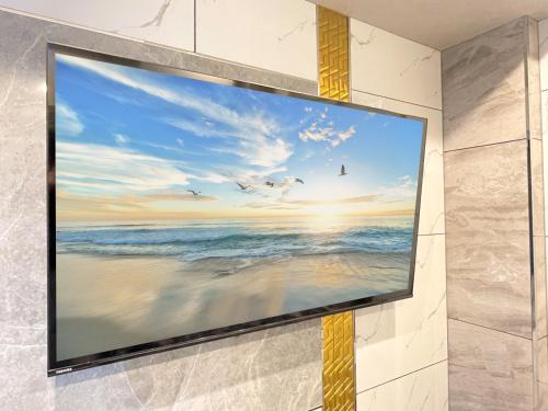 Televisyen dan/atau pusat hiburan di Hotel Rocks