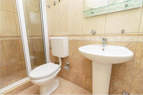 bagno con servizi igienici e lavandino di Hotel Prego a Ulcinj