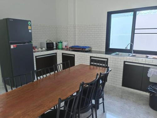 Virtuvė arba virtuvėlė apgyvendinimo įstaigoje Okat pool villa khanom