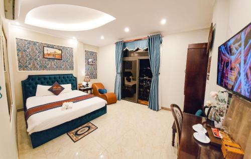 een hotelkamer met een bed, een tafel en een bureau bij Milan Diamond Hotel in Vung Tau