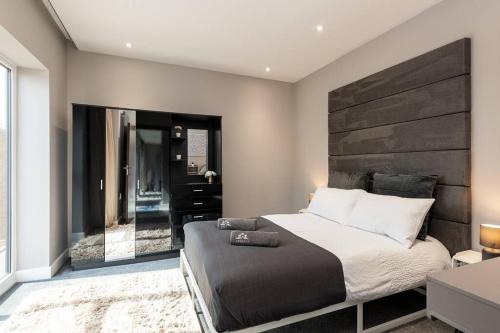 a bedroom with a large bed and a mirror at Exclusive Deals in Gillingham in Gillingham