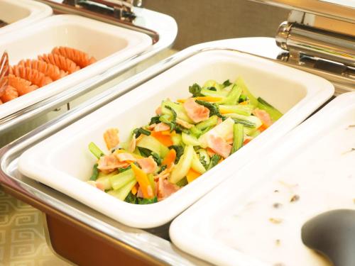a tray of food with vegetables in it at APA Hotel Saitama Yatsuka Ekimae in Soka