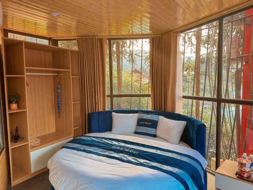a bedroom with a bed in front of a window at Plum Homestay in Dồng Văn