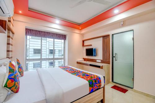 Ένα ή περισσότερα κρεβάτια σε δωμάτιο στο FabHotel The Lily - Nr Bisarjan Ghat