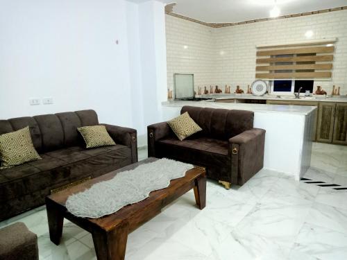 uma sala de estar com dois sofás e uma mesa de centro em رأس منيف /عجلون em Ajlun