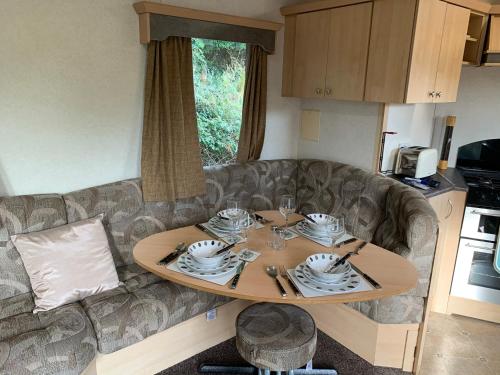 ein Wohnzimmer mit einem Tisch und einem Sofa in der Unterkunft Kingsgate 49 in Shanklin