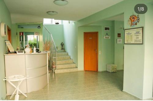 pasillo con escalera y puerta en una habitación en Хотел Марта en Primorsko