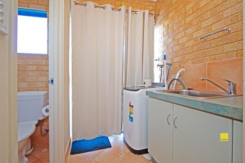 een badkamer met douche, wastafel en toilet bij Coastal Dayz in Jurien Bay