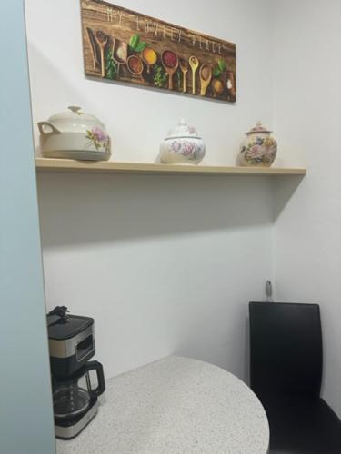 un estante en una pared con algunos platos en él en CEJM Apartments Merano, en Merano