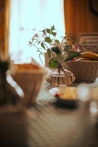 a vase with flowers in it on a table at Le Lys Écossais in Aubigny-sur-Nère