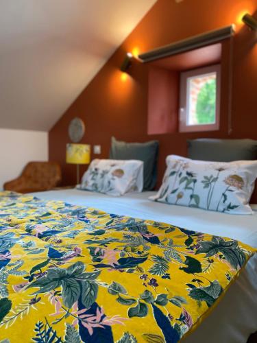 a bedroom with two beds with a colorful blanket at Le Lys Écossais in Aubigny-sur-Nère