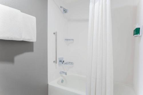 baño blanco con ducha y lavamanos en Courtyard Tampa Brandon, en Tampa