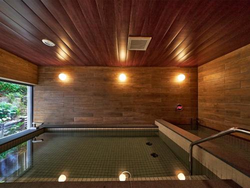Piscina en o cerca de WeBase KAMAKURA