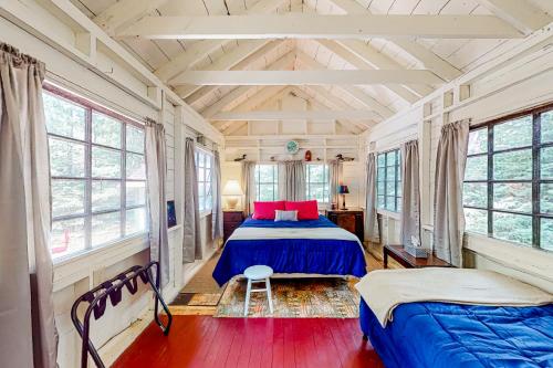 een slaapkamer met 2 bedden in een kamer met ramen bij Northwoods Hideout in Phelps