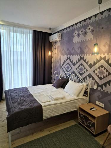 um quarto com uma cama grande e uma parede em Добрій em Petrivs'ke