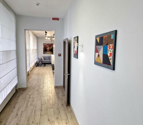 um corredor com duas pinturas nas paredes e um corredor com um hallwayngthngth em Добрій em Petrivs'ke
