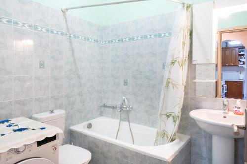 e bagno con vasca, servizi igienici e lavandino. di Villa Emmanuela a Mélanes