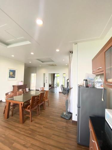 a kitchen and dining room with a table and chairs at Villa Sea Links ( Biệt Thự nghỉ dưỡng ) in Ấp Phú Tịnh (2)