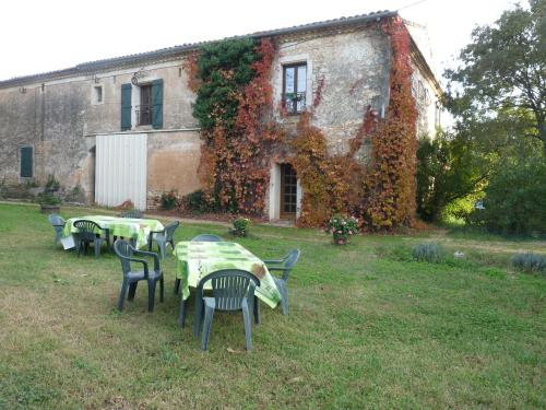 un groupe de tables et de chaises devant un bâtiment dans l'établissement les Esclots, à Nîmes