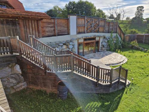 een huis met een terras en een patio bij Janischhof 48 in Sankt Margarethen an der Raab