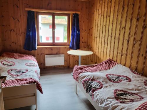 Una cama o camas en una habitación de Tga Sulai e Glina