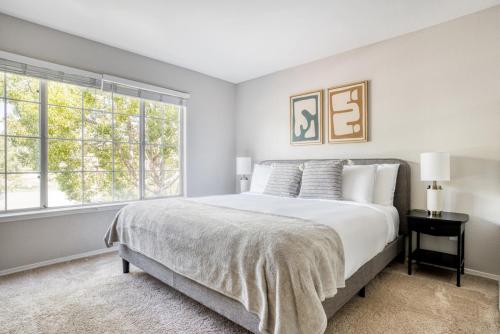 Ένα ή περισσότερα κρεβάτια σε δωμάτιο στο Sunnyvale 3BR w Gym Pool Parking nr freeways SFO-636