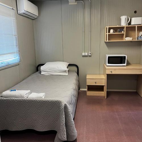 Mały pokój z 2 łóżkami i biurkiem w obiekcie Jambin hotel motel 