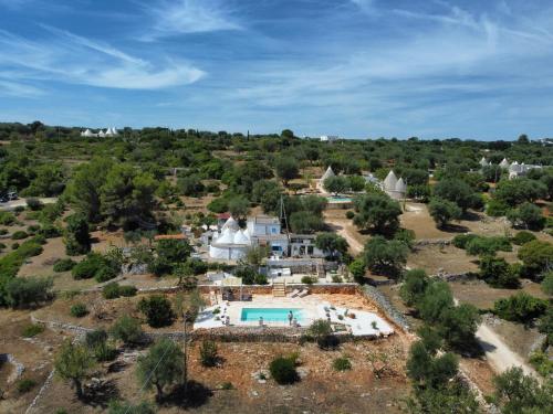 una vista aerea di una villa con piscina di TRULLO PIETRAPOESIA a Ostuni