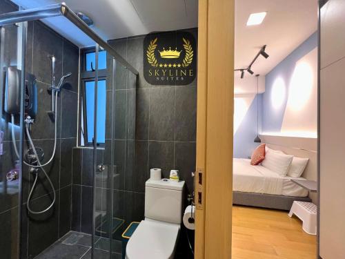 La salle de bains est pourvue d'une douche et de toilettes. dans l'établissement The Colony Skyline Suites KLCC, à Kuala Lumpur