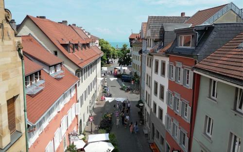 widok na ulicę miejską z budynkami w obiekcie Hotel am Fischmarkt w Konstancji