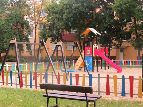 um parque com um parque infantil com um banco em Apartman Classic em Komárno