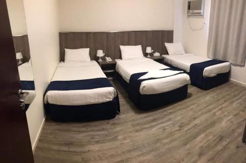 Habitación con 2 camas en una habitación de hotel en Hayat Al madinah Hotel فندق حياة المدينة, en Medina
