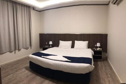 sypialnia z dużym łóżkiem w pokoju w obiekcie Hayat Al madinah Hotel فندق حياة المدينة w Medynie