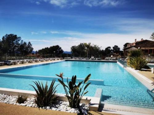 - une piscine d'eau bleue dans un complexe dans l'établissement L'arbre perché, à Saint-Raphaël