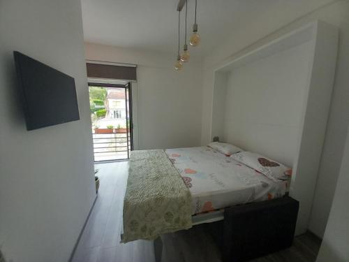 1 dormitorio con 1 cama en una habitación con ventana en Monolocale Plus, en Monticchio