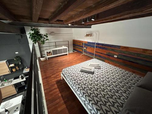 シラクーサにあるLoft in Ortigiaの大きなベッドが備わる客室です。