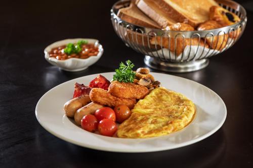 un plato de desayuno con huevos con patatas y tostadas en Four Points by Sheraton Production City, Dubai, en Dubái