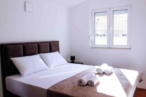 ein Schlafzimmer mit einem Bett mit zwei Handtüchern darauf in der Unterkunft Spacious One bedroom Apartment DIA in Budva