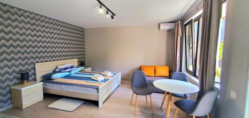 um quarto com uma cama, uma mesa e cadeiras em GuestRoom KOKO em Mtskheta